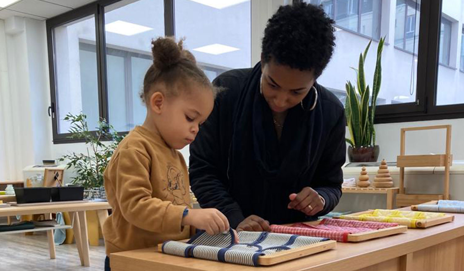 Institut supérieur Maria Montessori- petite fille - livre