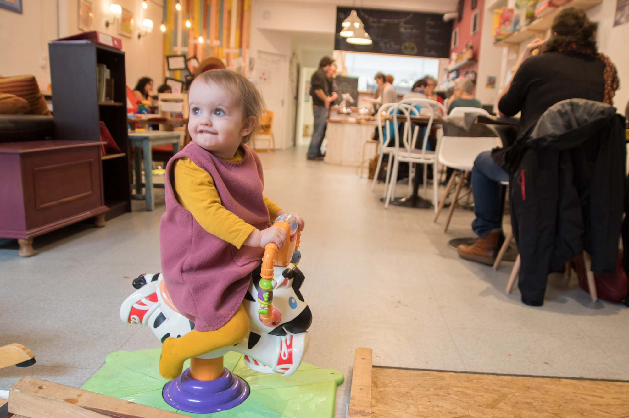 petite fille au café