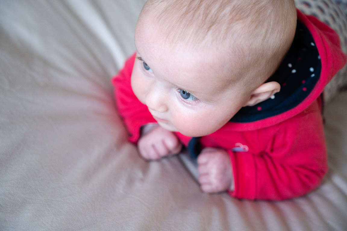 Petit bébé se tient sur le ventre