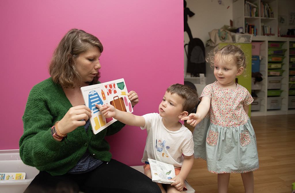 enfants et professionnel à la crèche