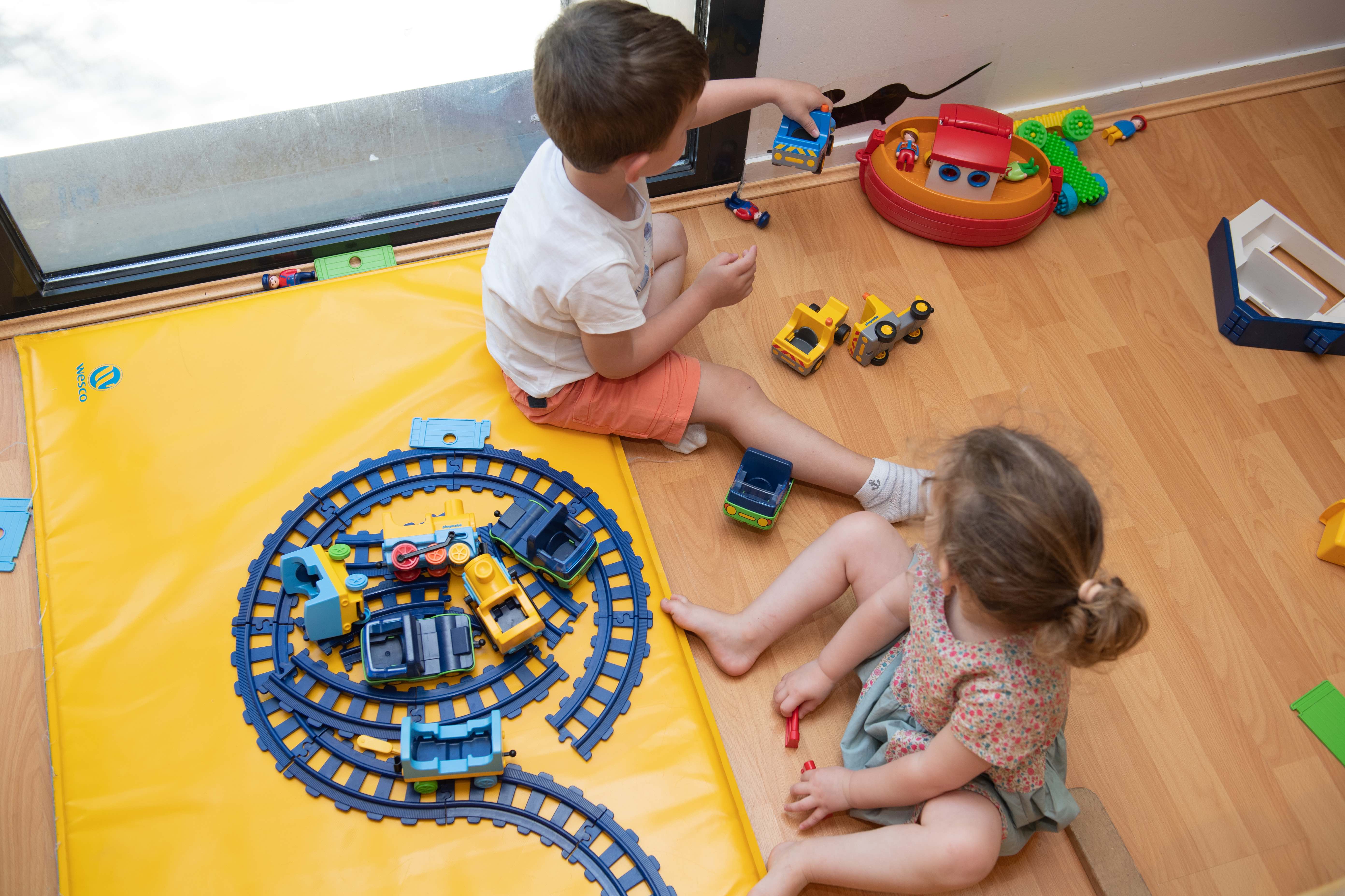 enfants jouent au train 