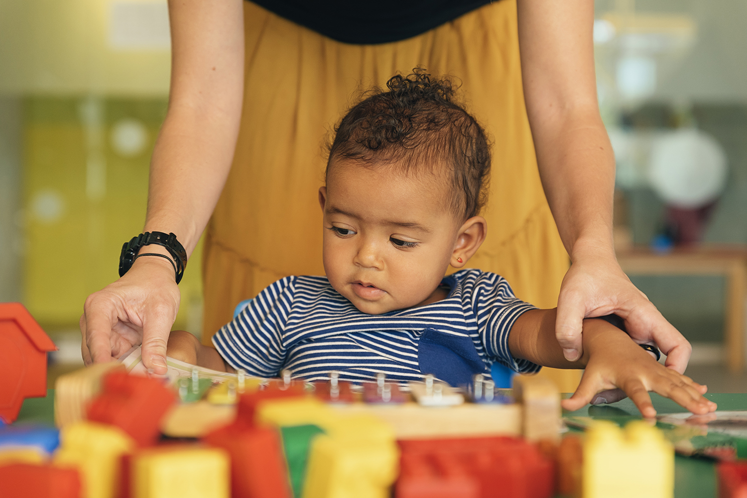 un enfant autiste joue 