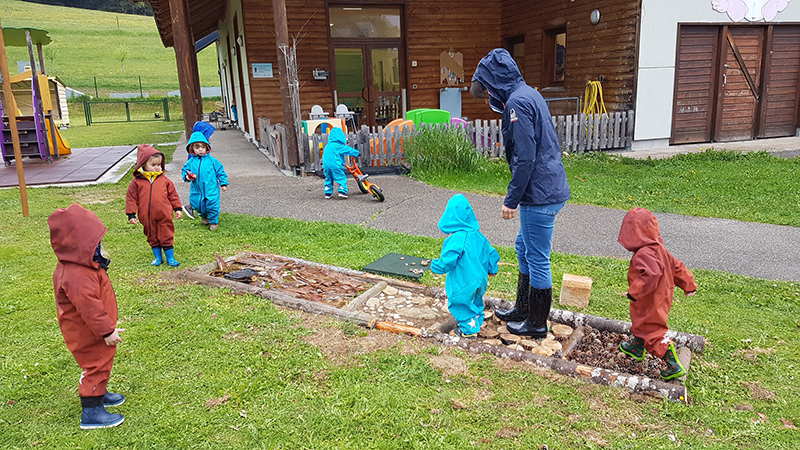 le parcours sensoriel dans le jardin de la crèche