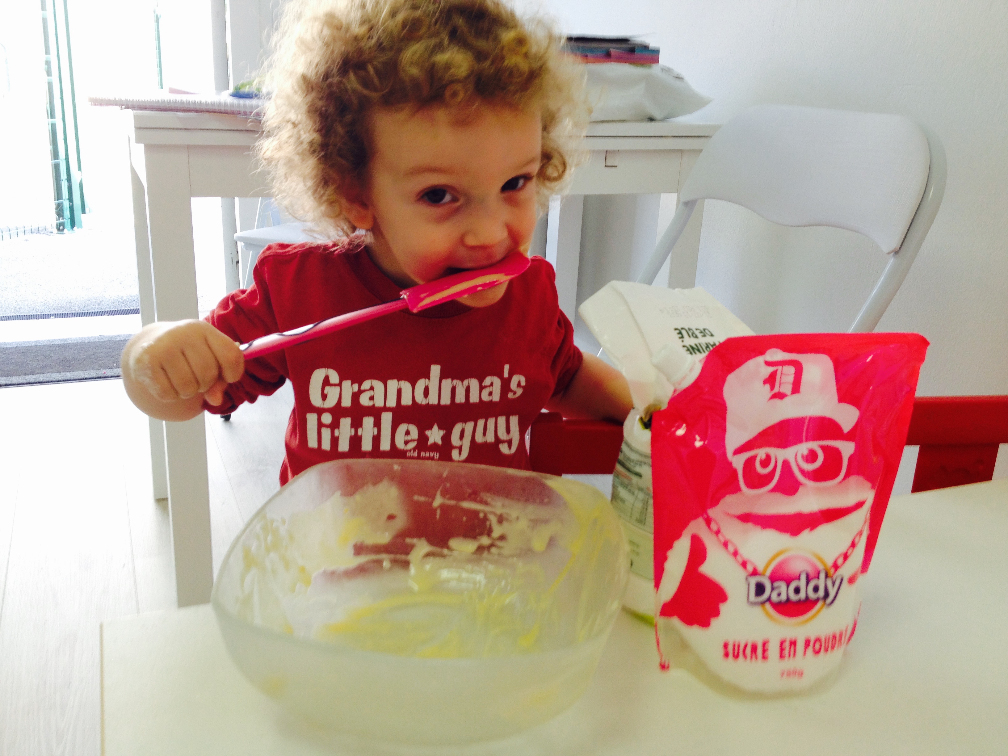 Enfant qui fait un gâteau à la MAM Les ptites bulles