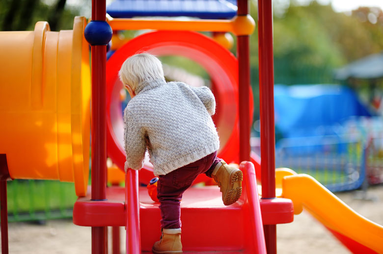 enfant sur une structure de jeux