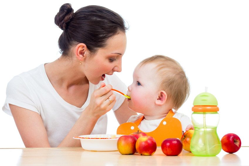 bébé qui mange une compote