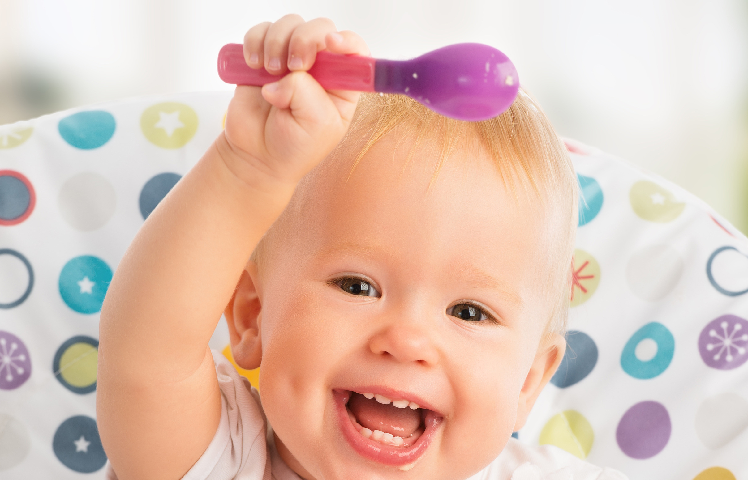 enfant qui mange à la cuillère