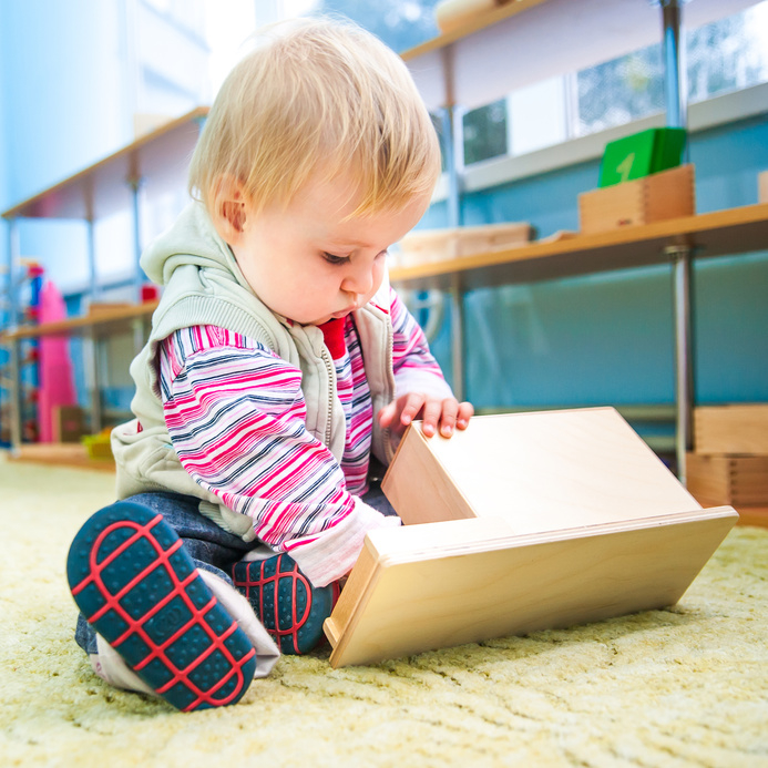 bébé avec un jouet Montessori