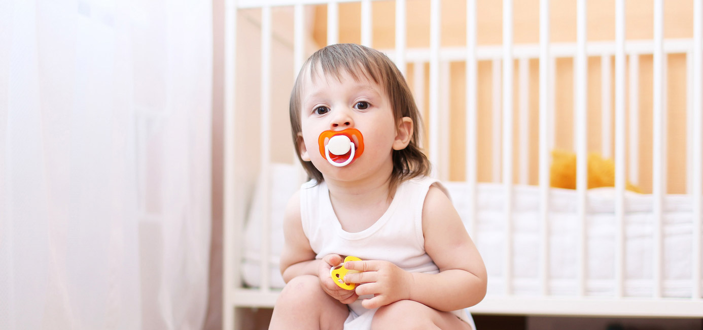 enfant avec tétine dans la bouche