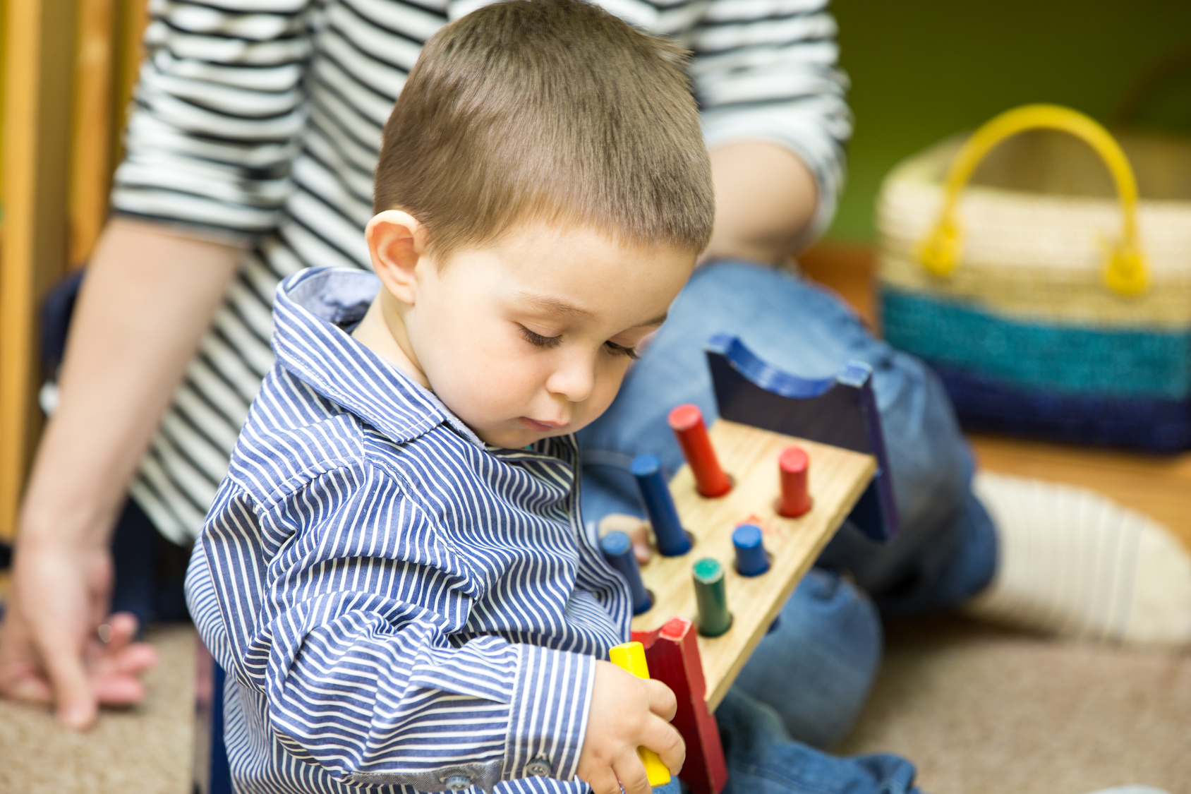 enfant qui joue à la crèche