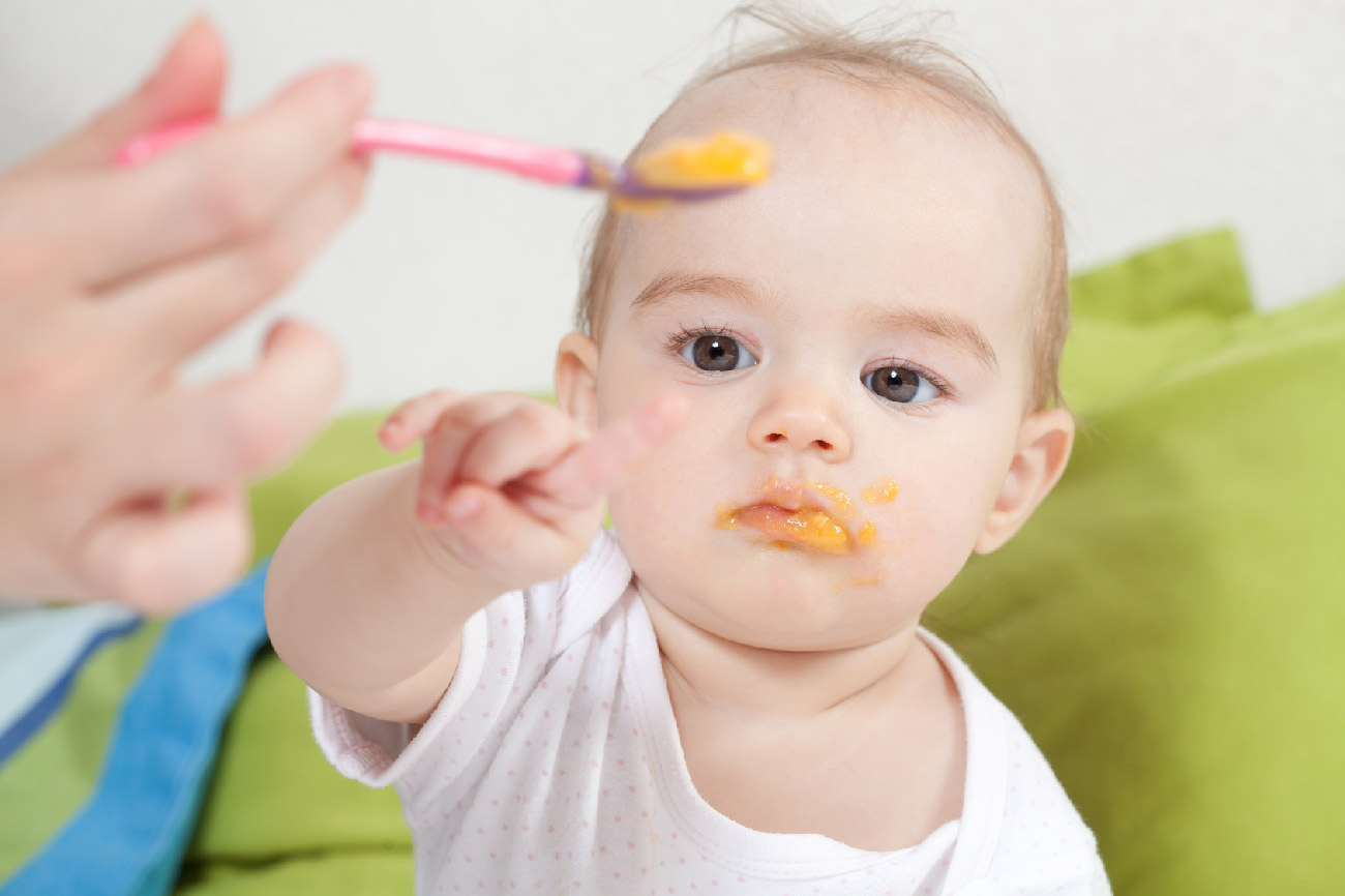 bébé qui mange à la crèche