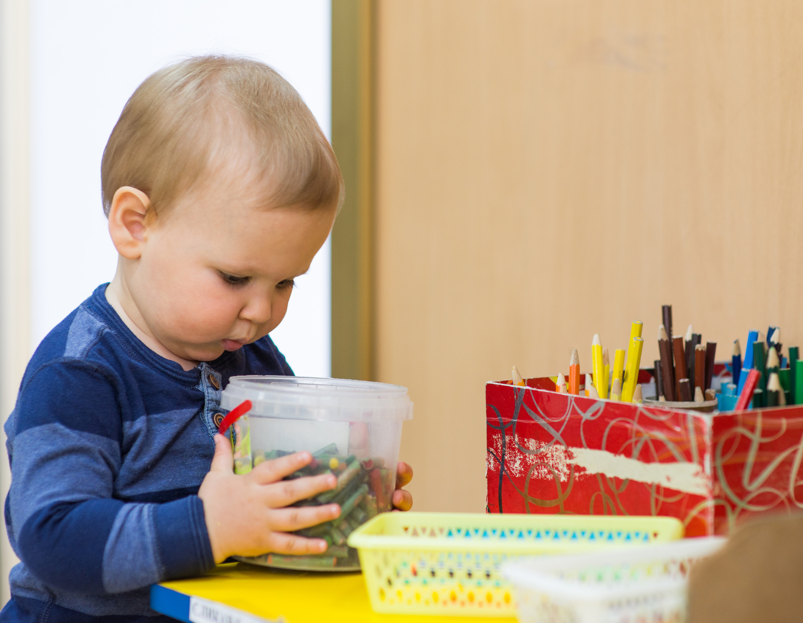 bébé avec un jouet Montessori