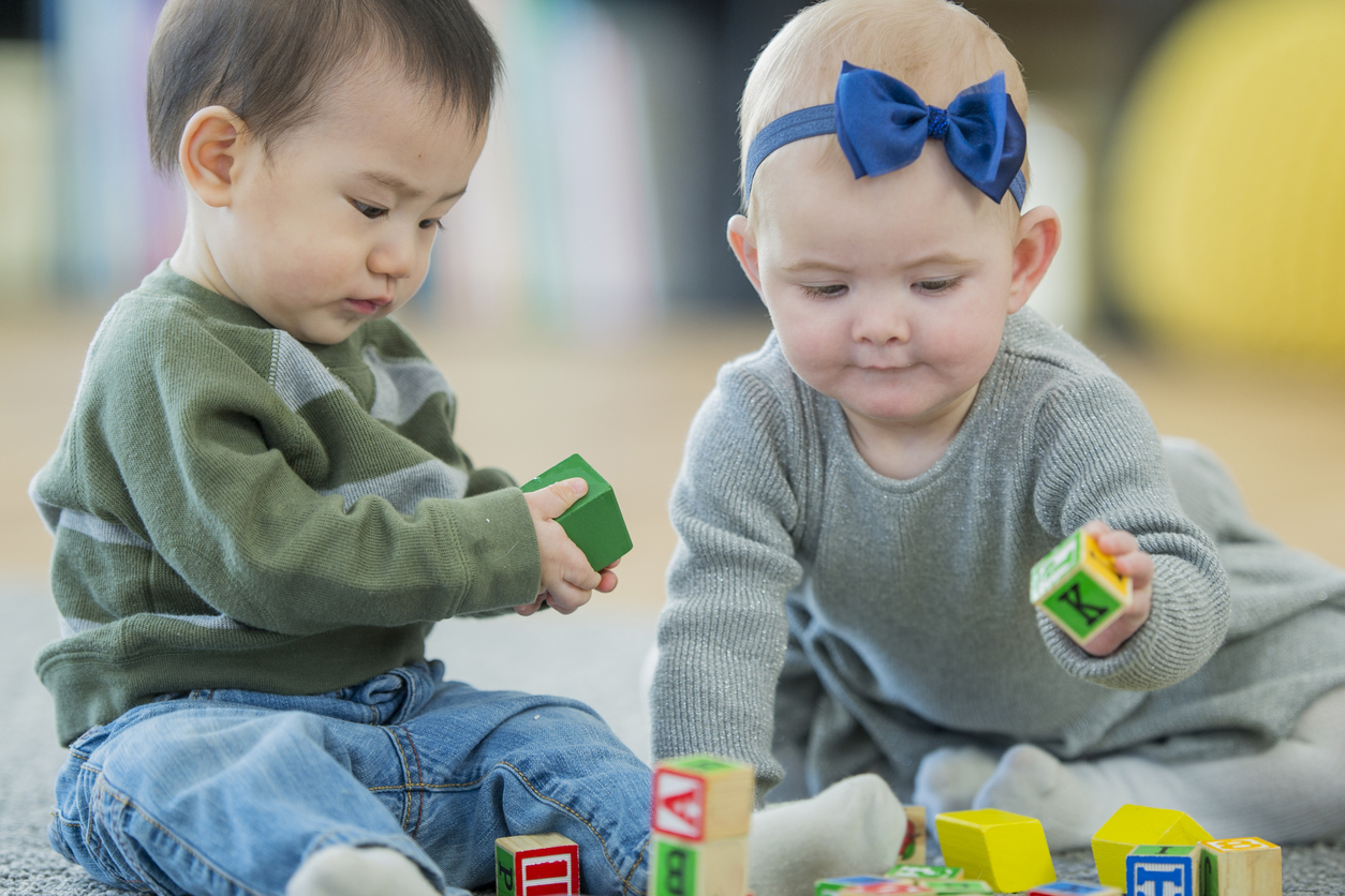 bébés  jouent à la crèche