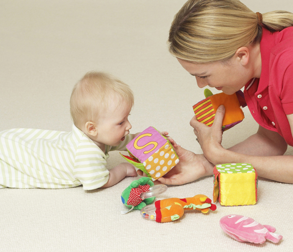 Professionelle de la petite enfance avec un bébé