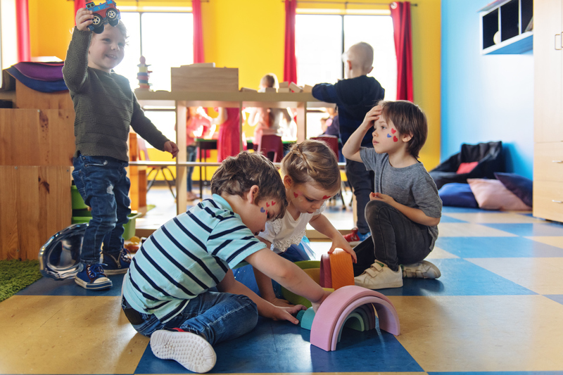 ambiance crèche enfants jouent 