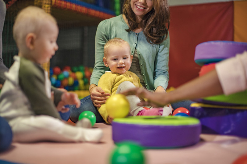 enfants et professionnelle à la crèche