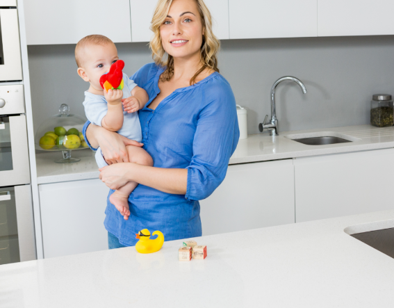 assistante maternelle dans la cuisine