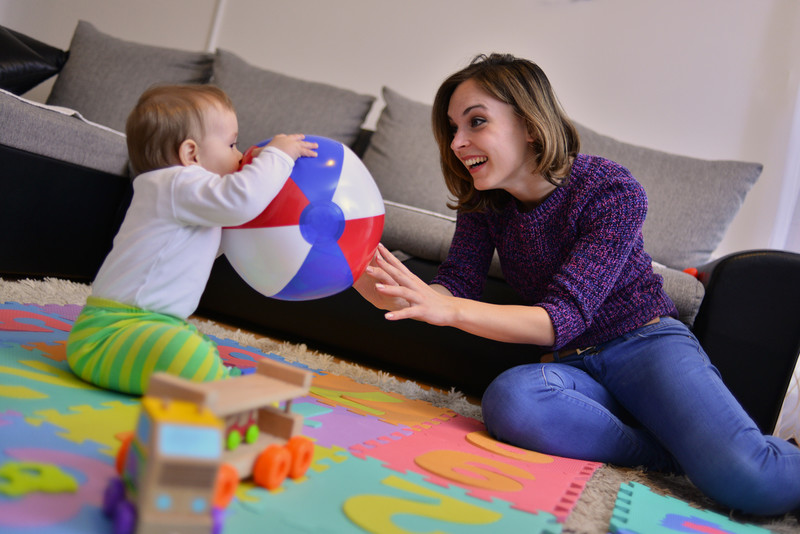 adulte et bébé jouent