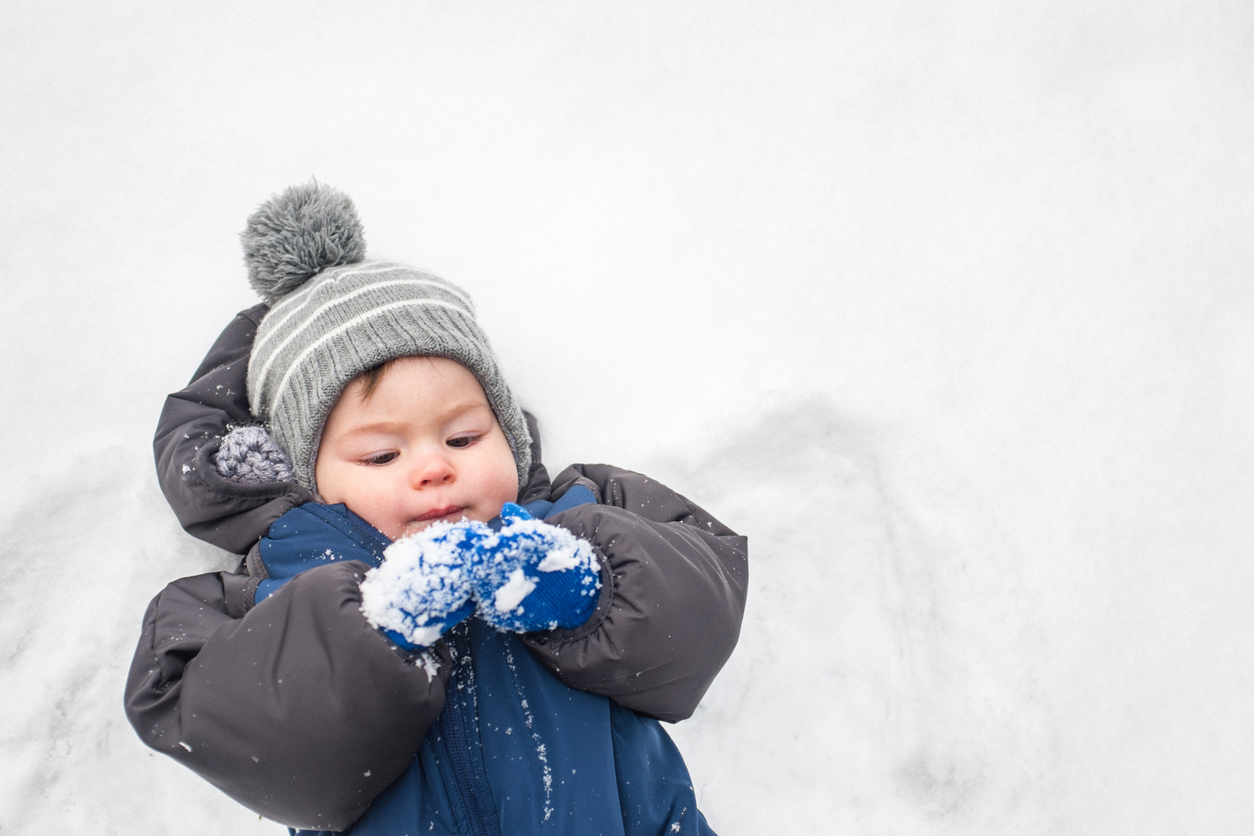 petit garçon dans la neige