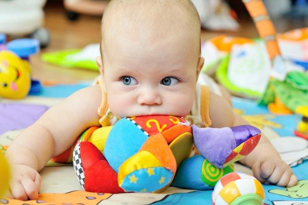 bébé sur un tapis d