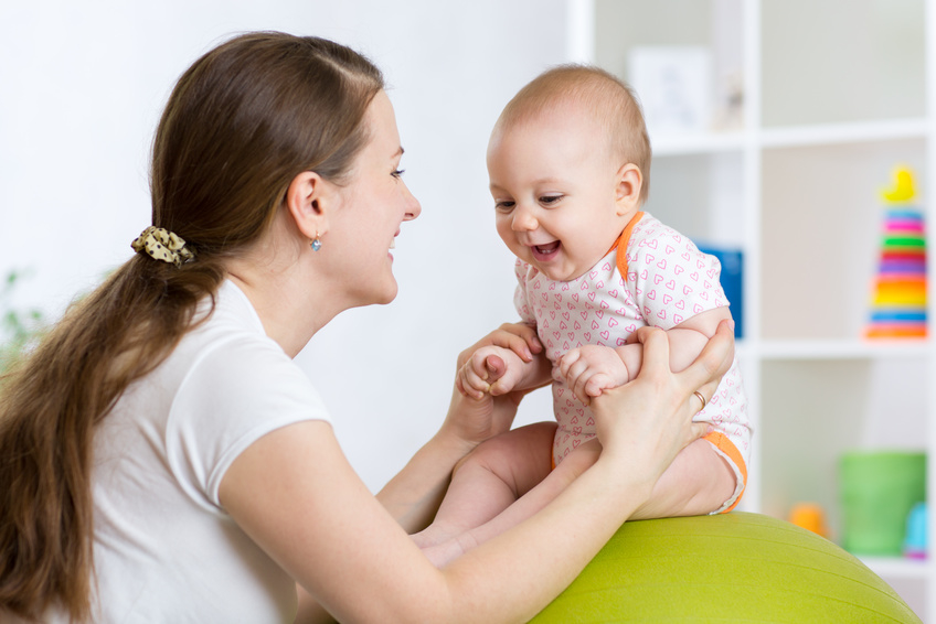 bébé sur un ballon moricité