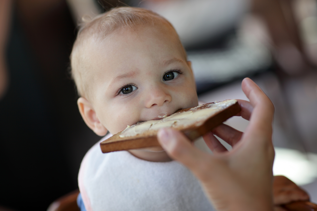 bebe mange tartine beurre 