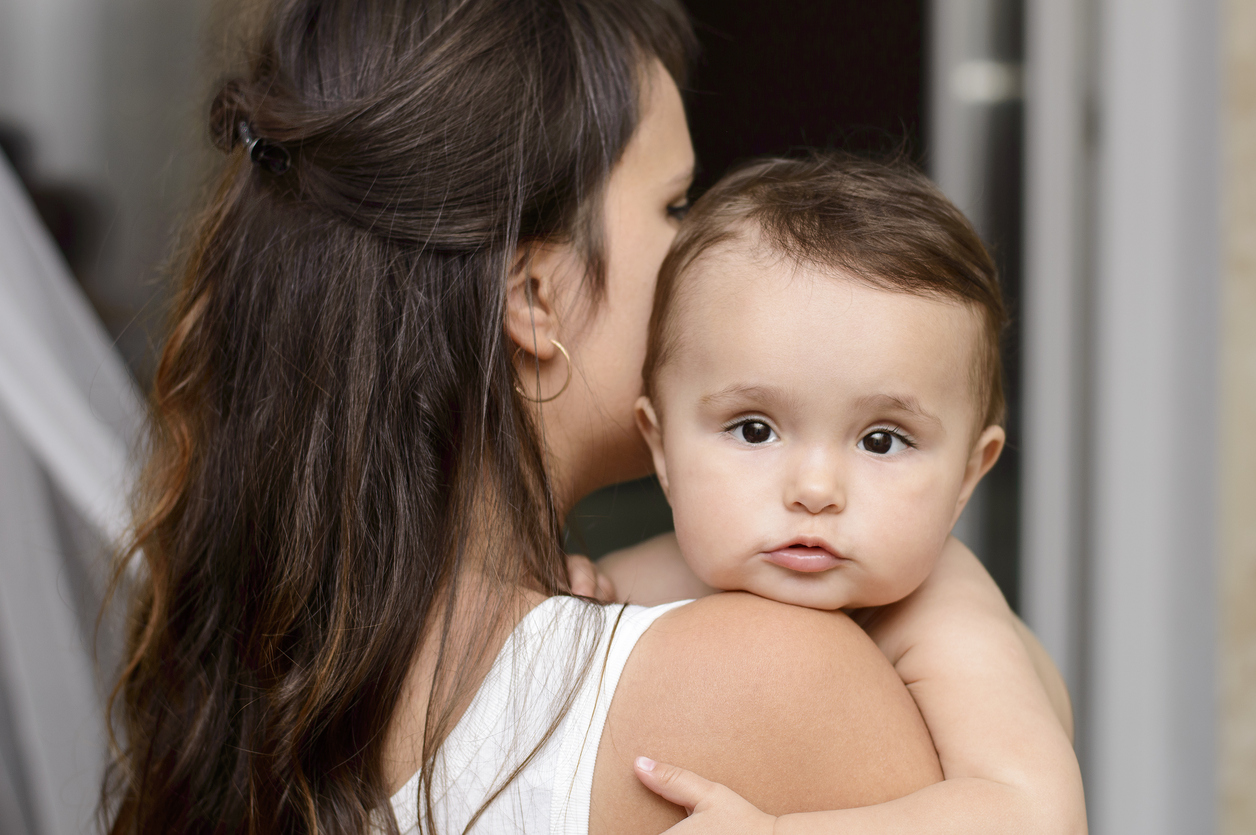 bébé dans  les bras