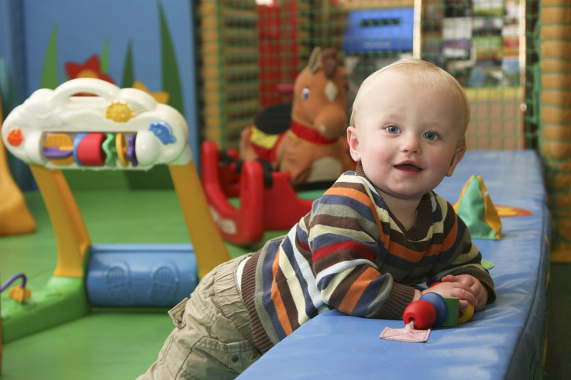 petit garçon à la crèche