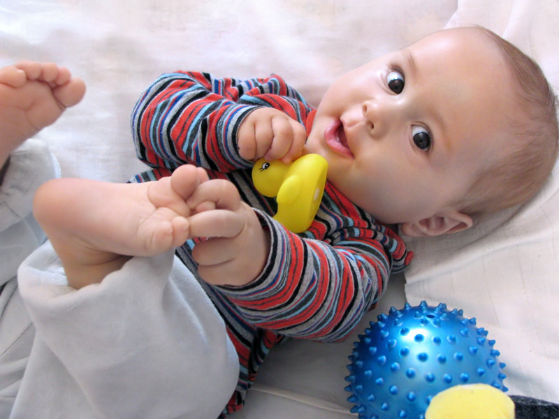 bébé joue avec canard