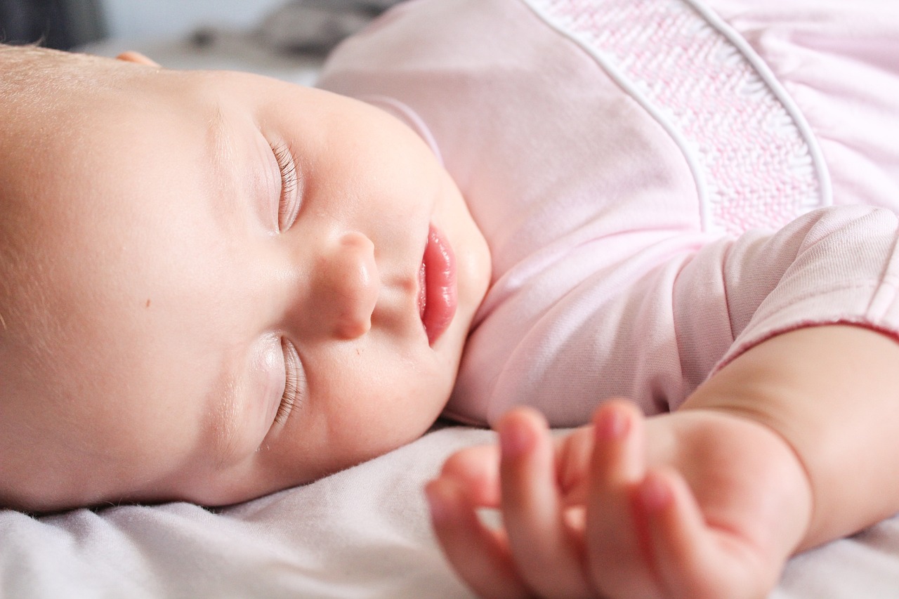 bébé couché dans un lit dans une crèche sans punaise de lit