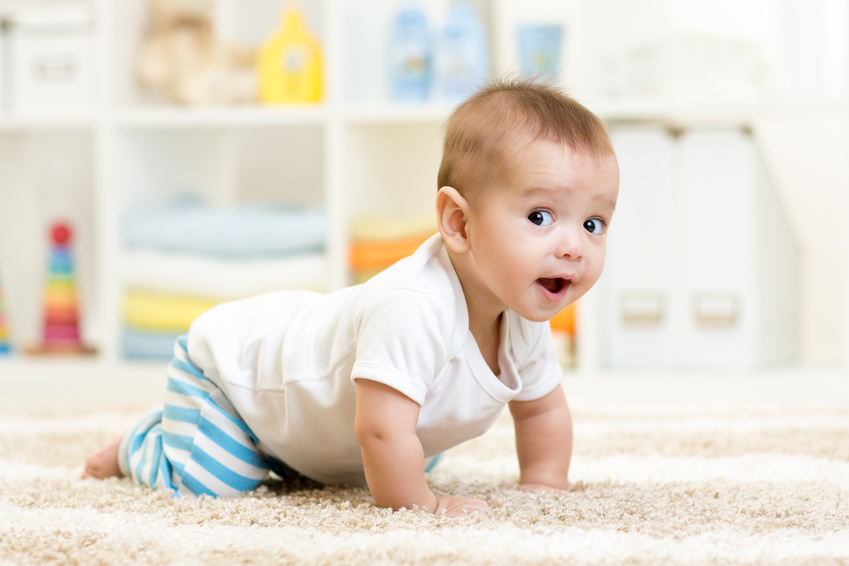 bébé marche à quatre pattes