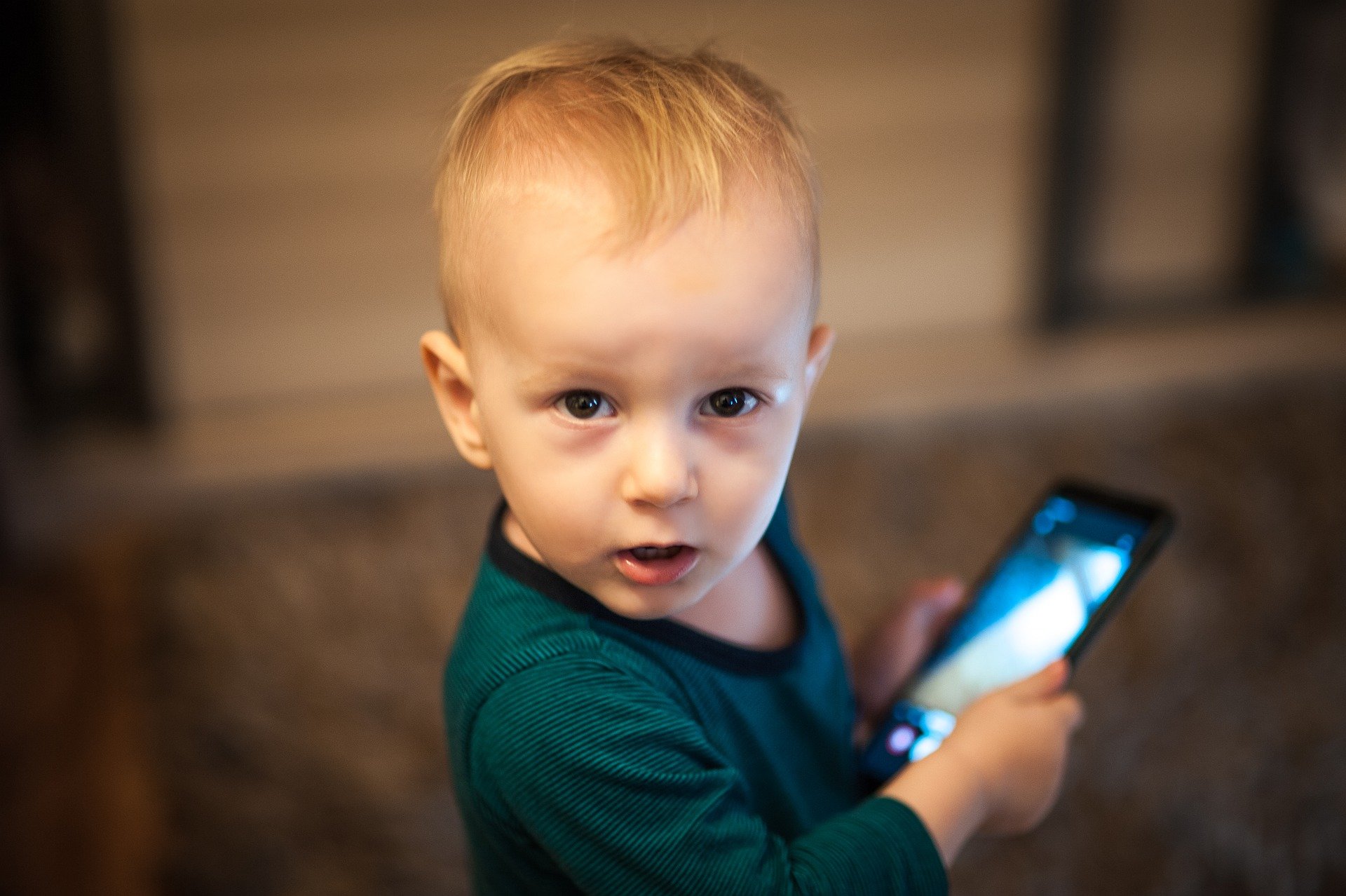 un enfant avec un téléphone 