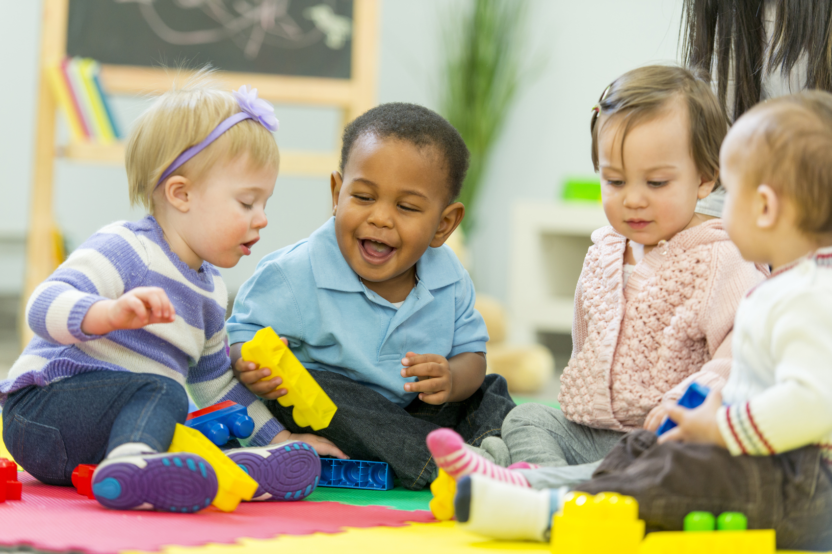 jeunes enfants heureux qui jouent ensemble