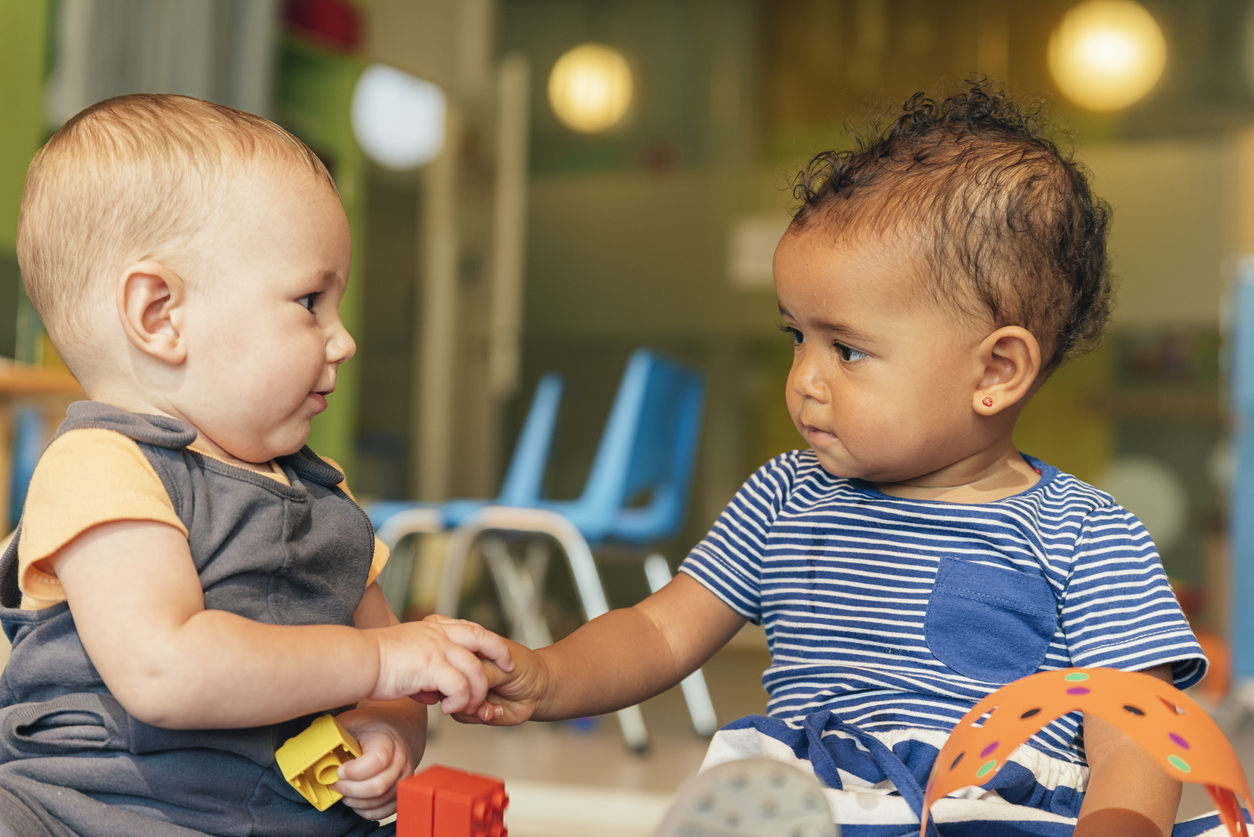 bébés se tenant la main