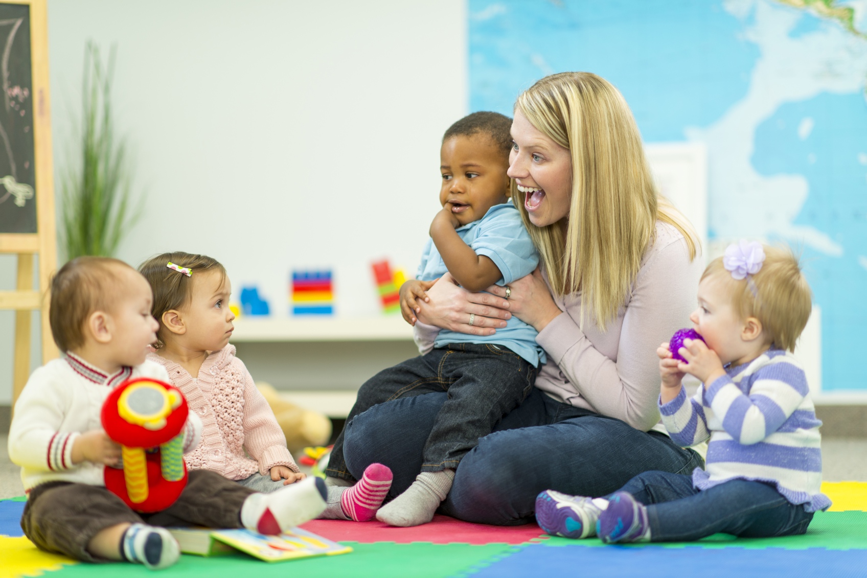 Bébés avec une professionnelle de la petite enfance