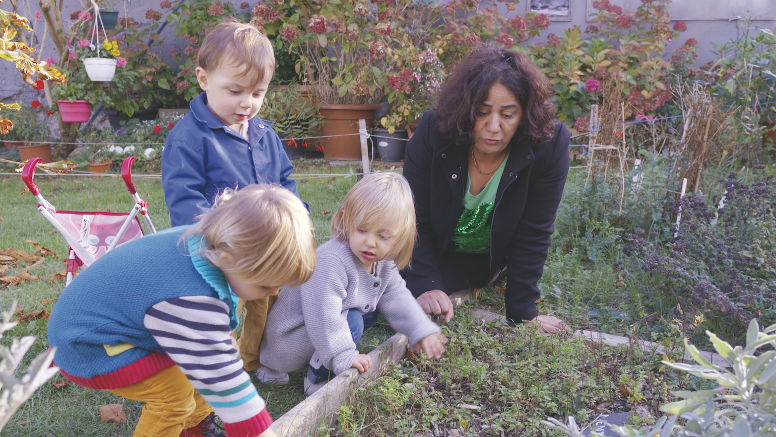 professionnelle et 3 enfants dans le jardin 