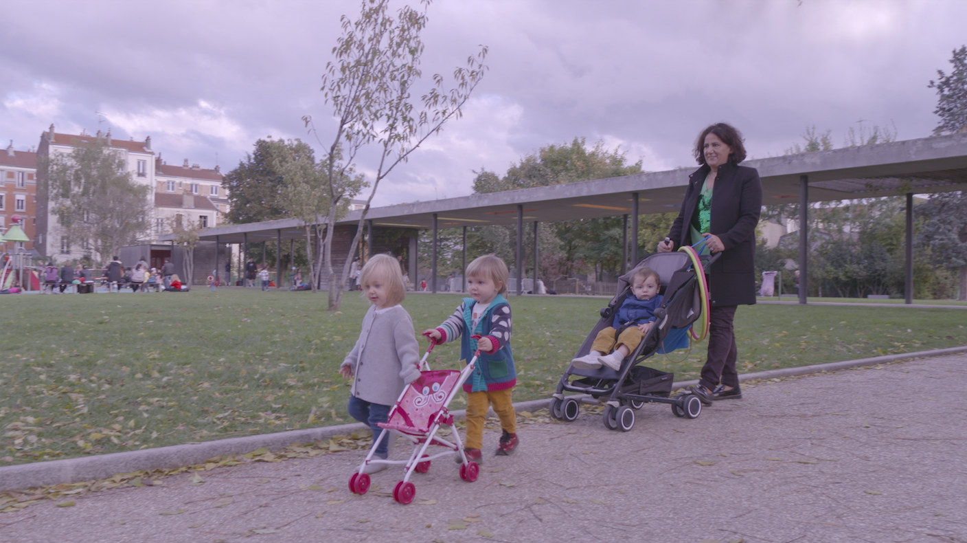 professionnelle et enfants en balade 