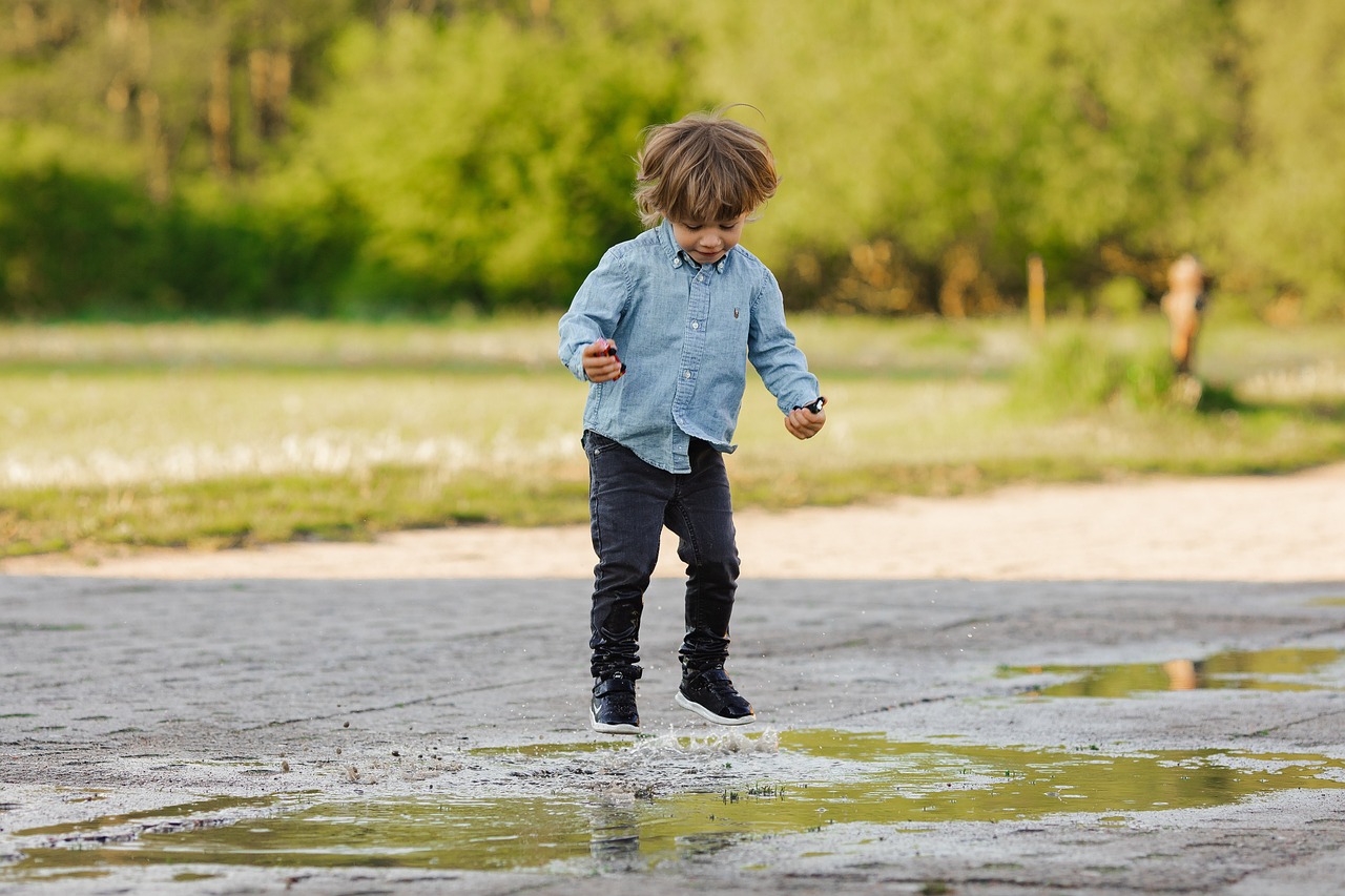 Enfant jouant dans une flaque d