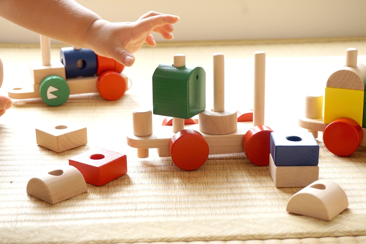 Bébé jouant dans une crèche associative avec des jeux de construction