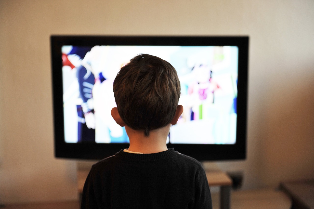 un enfant devant un écran 