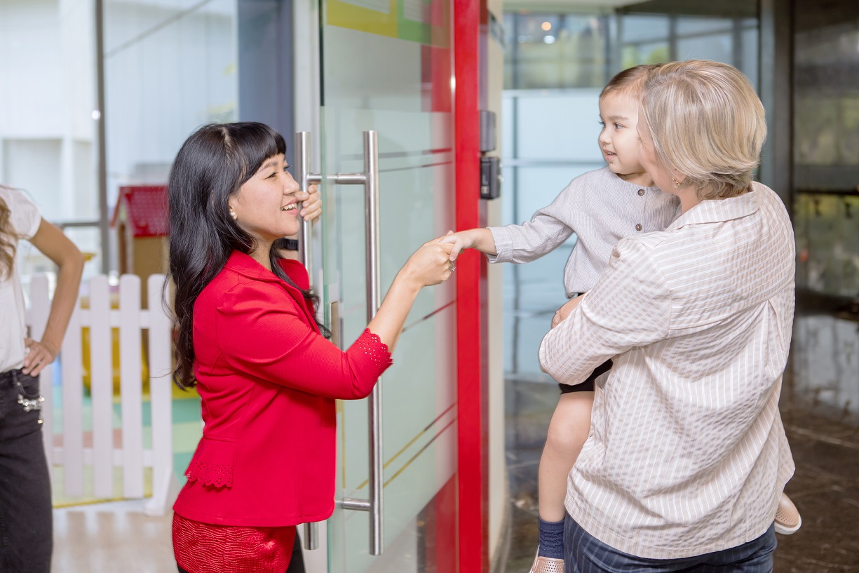 Maman, enfant et professionnel de crèche