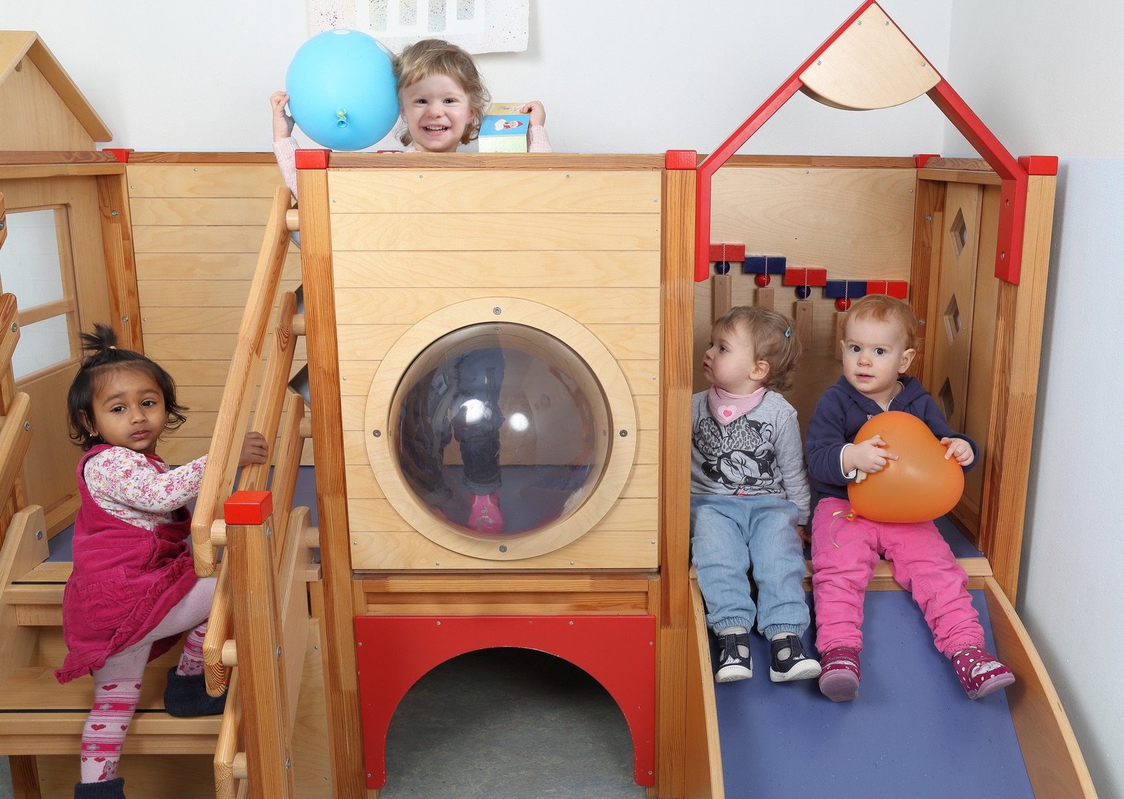 enfants dans une créche / halte garderie 