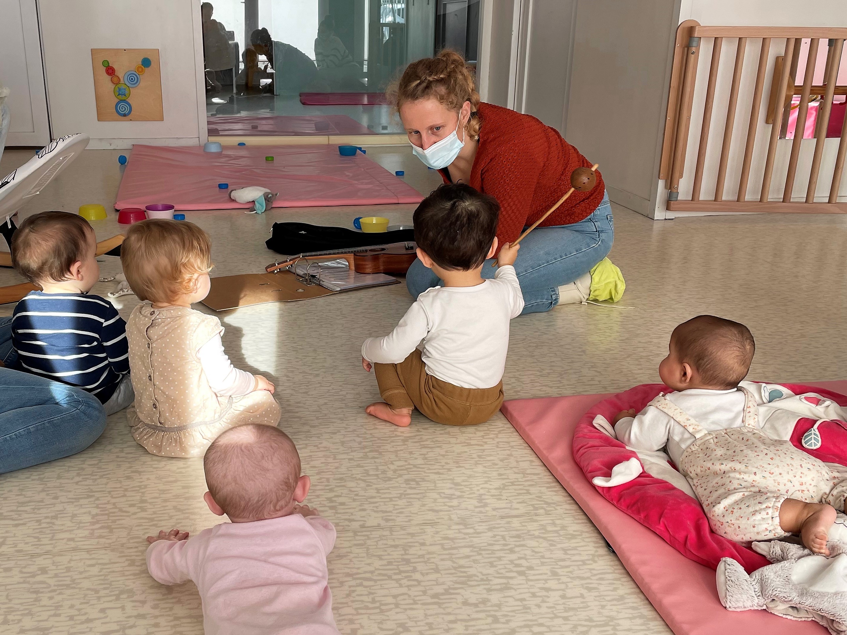 La violoniste Laura Sophie von der Goltz dans une crèche Liberty avec des bébés