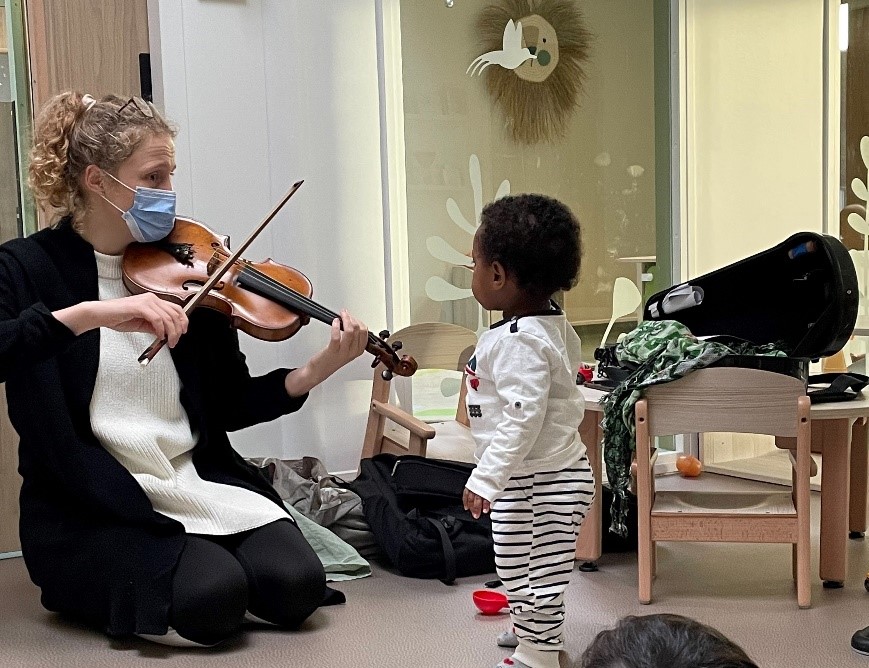 La violoniste Laura Sophie von der Goltz dans une crèche Liberty