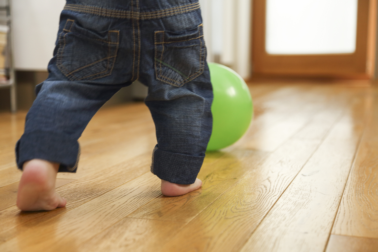 enfant commence à marcher pieds-nus