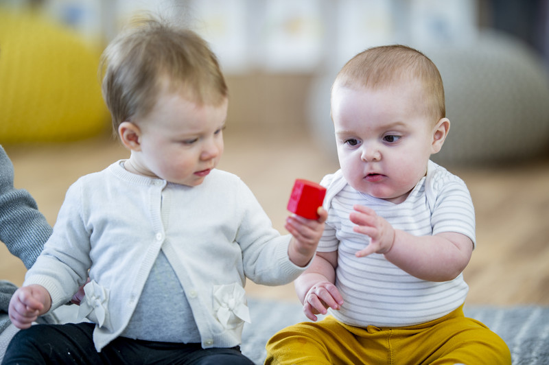 deux bebes à la crèche