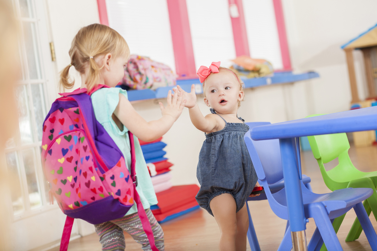 deux enfants à la crèche