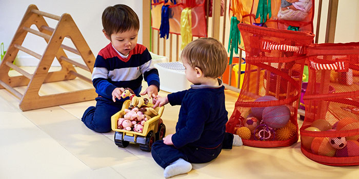 deux enfants jouent