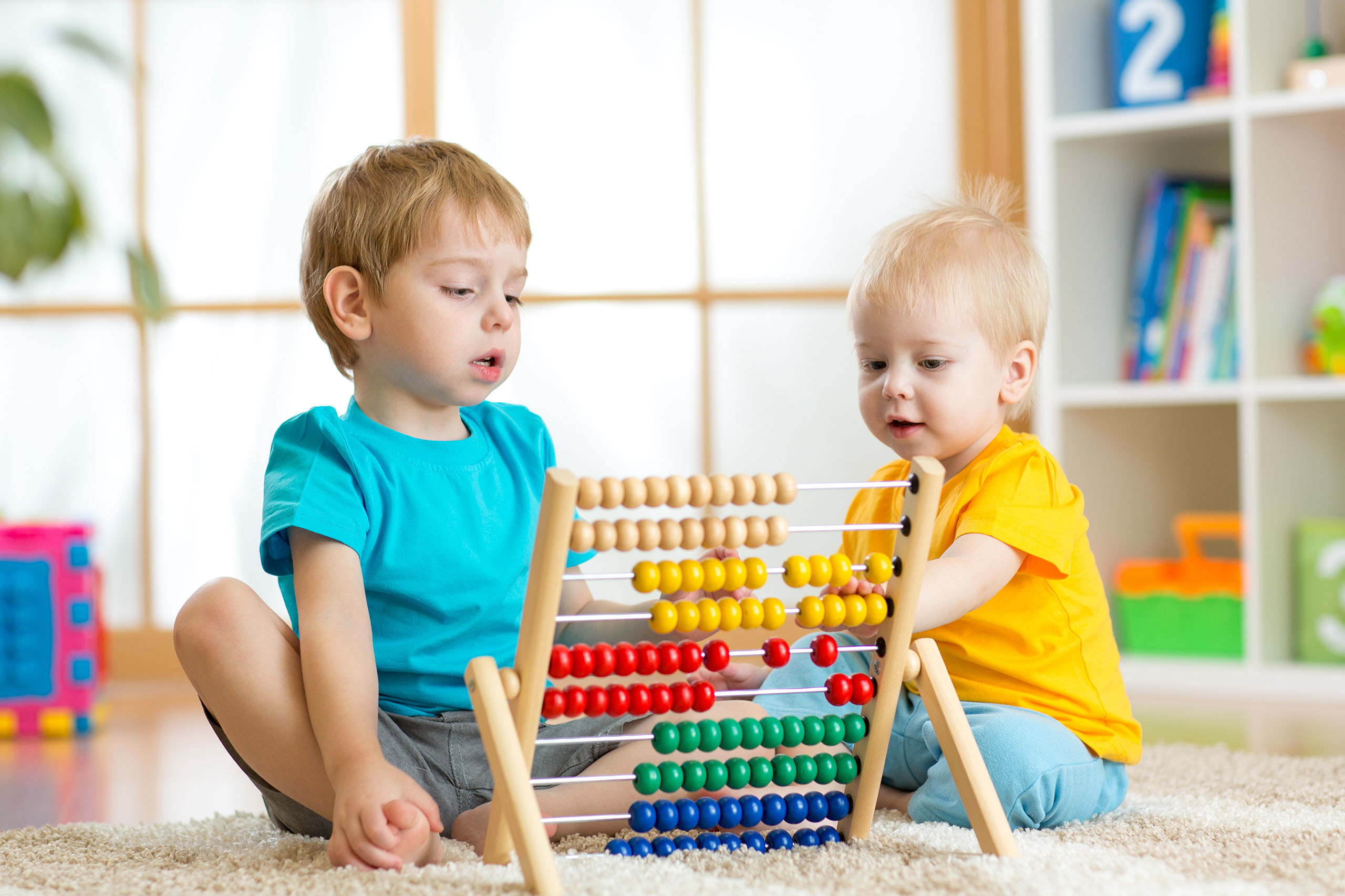 Deux enfants jouent