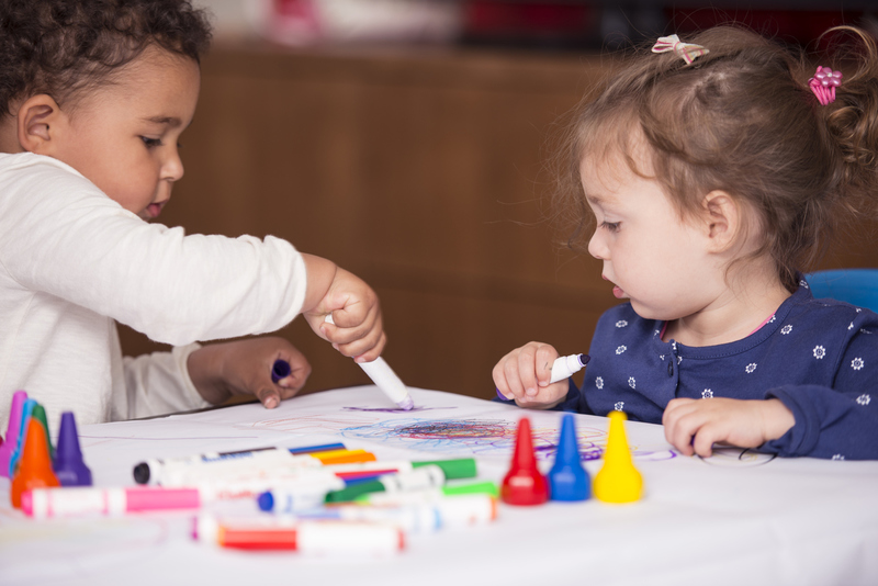 deux jeunes enfants qui dessinent